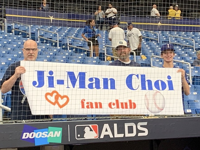 최지만 팬클럽 회원들이 현수막을 들고 응원하고 있다. /사진=탬파베이 구단 홍보팀