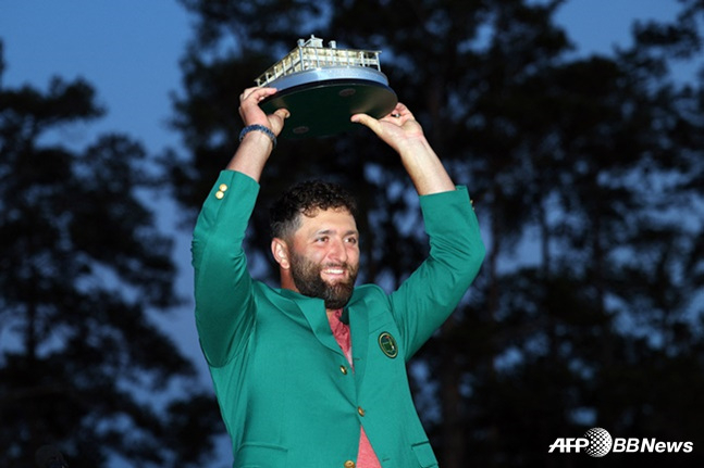 욘 람(스페인)이 지난 10일(한국시간) 2023 마스터스에서 우승한 뒤 트로피를 들어보이고 있다. /AFPBBNews=뉴스1