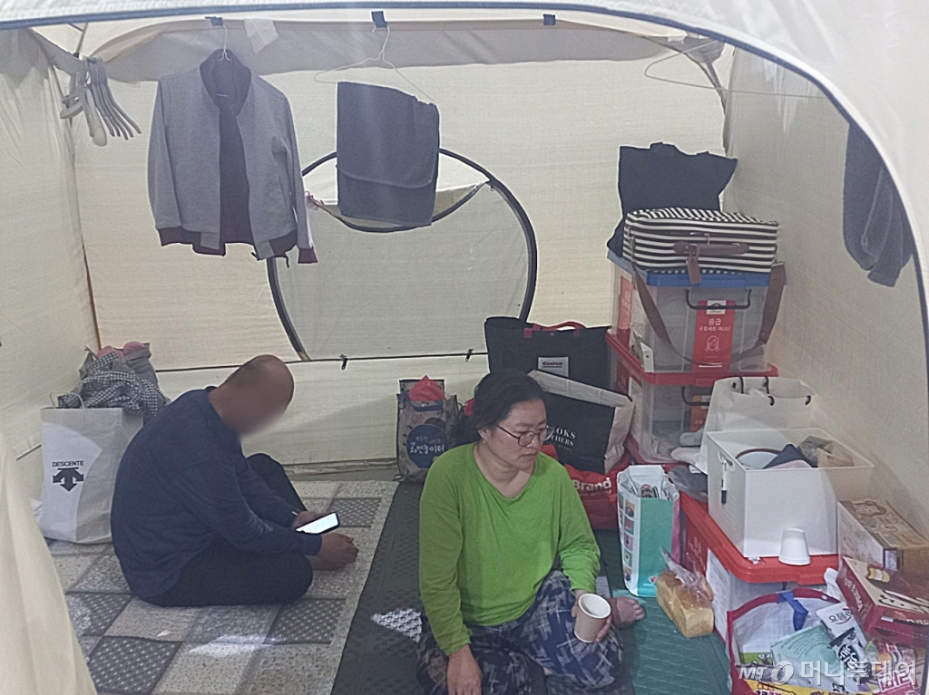 13일 오후 최영주씨가 강릉시 아레나 아이스 경기장 안에 마련된 텐트 안에서 생활하고 있는 모습. /사진=김지은 기자 