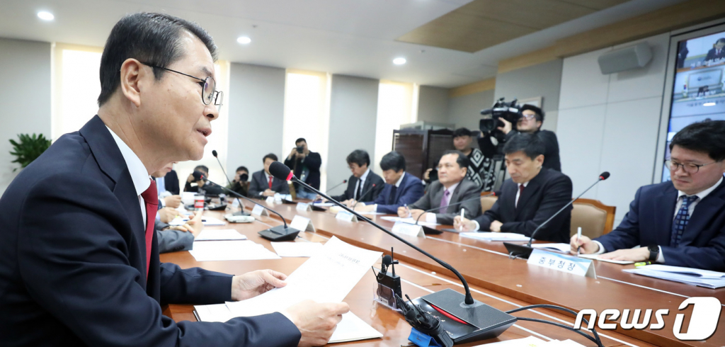 (세종=뉴스1) 김기남 기자 = 이정식 고용노동부 장관이 10일 오전 세종시 정부세종청사에서 노동개혁 추진 점검회의를 주재하며 발언하고 있다. 2023.4.10/뉴스1 Copyright ? 뉴스1. All rights reserved. 무단 전재 및 재배포 금지.