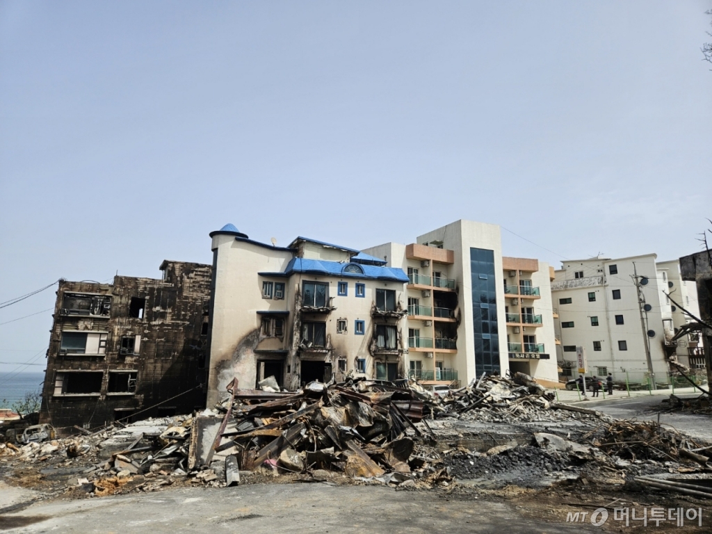 13일 오후 강원도 강릉시 사근진 해변가에 위치한 숙박업소들. /사진=정세진 기자