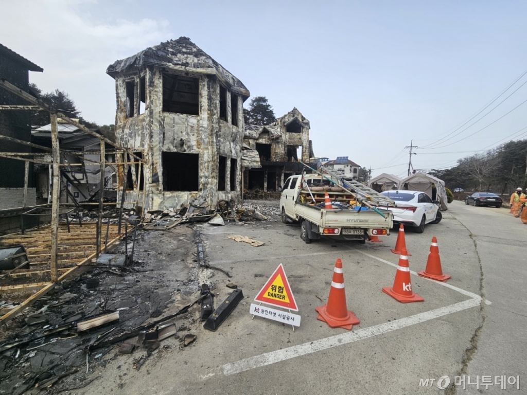 13일 오후 강원 강릉시 안현동의 한 펜션. 전기와 인터넷 등 복구 작업이 진행 중이다. /사진=정세진 기자