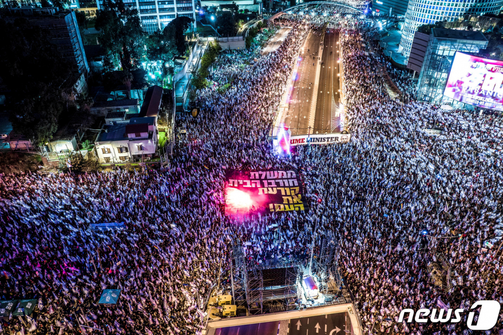 (이스라엘 로이터=뉴스1) 이유진 기자 = 26일(현지시간) 베냐민 네타냐후 이스라엘 총리와 우파 연정이 강행하는 사법 개혁에 반기를 든 국방 장관이 전격 해임된 가운데, 이스라엘 현지에선 대규모 반발 시위가 더욱 격화하고 있다.   ⓒ 로이터=뉴스1  Copyright ? 뉴스1. All rights reserved. 무단 전재 및 재배포 금지.