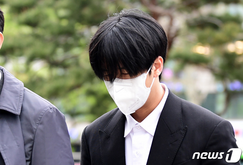 (서울=뉴스1) 이동해 기자 = 병역법 위반 혐의로 기소된 라비가 11일 오전 서울 양천구 서울남부지방법원에서 열린 1차 공판에 출석하고 있다.   가수 라비와 나플라 등은 병역 브로커 구 모 씨와 공모해 허위 뇌전증 진단을 통해 병역을 회피한 혐의로 재판에 넘겨졌다. 구 씨는 지난해 12월 구속 기소돼 현재 재판 중에 있다. (공동취재) 2023.4.11/뉴스1  Copyright ? 뉴스1. All rights reserved. 무단 전재 및 재배포 금지.