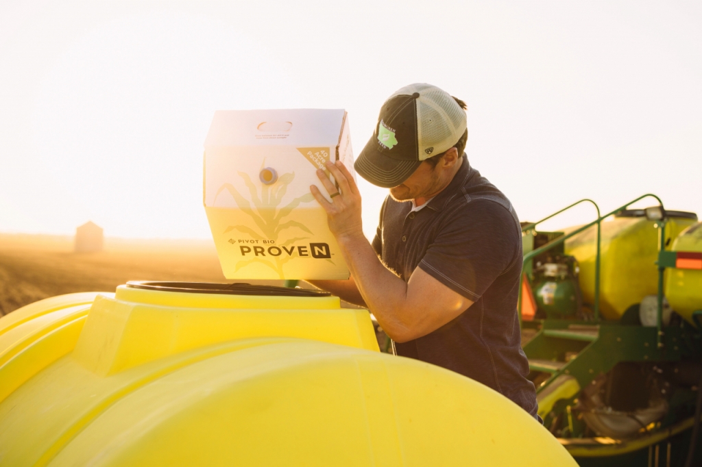 피벗바이오의 미생물 제제를 사용하는 아이오와 농민 /사진제공=Pivot Bio