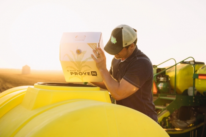 피벗바이오의 미생물 제제를 사용하는 아이오와 농민 /사진제공=Pivot Bio