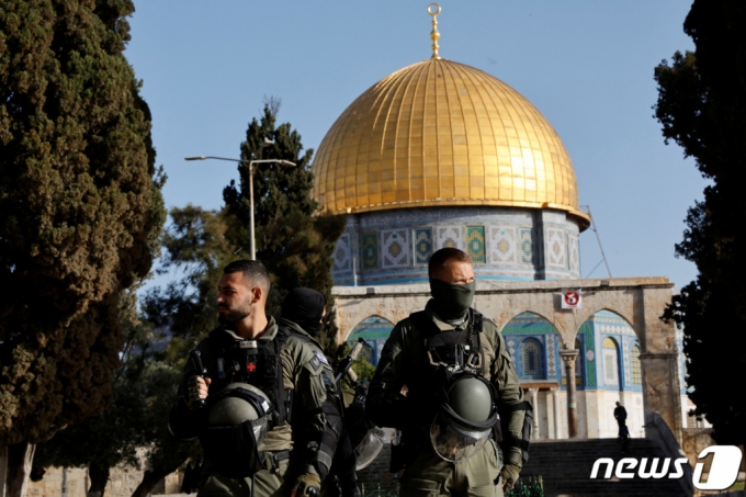 (로이터=뉴스1) 김민수 기자 = 5일(현지시간) 동예루살렘 구시가지의 알아크사 사원에서 충돌이 발생한 후 이스라엘 보안군이 경계를 서고 있다. 2023.04.05/뉴스1  ⓒ 로이터=뉴스1  Copyright ? 뉴스1. All rights reserved. 무단 전재 및 재배포 금지.