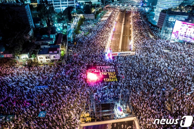 (이스라엘 로이터=뉴스1) 이유진 기자 = 26일(현지시간) 베냐민 네타냐후 이스라엘 총리와 우파 연정이 강행하는 사법 개혁에 반기를 든 국방 장관이 전격 해임된 가운데, 이스라엘 현지에선 대규모 반발 시위가 더욱 격화하고 있다.   ⓒ 로이터=뉴스1  Copyright ? 뉴스1. All rights reserved. 무단 전재 및 재배포 금지.