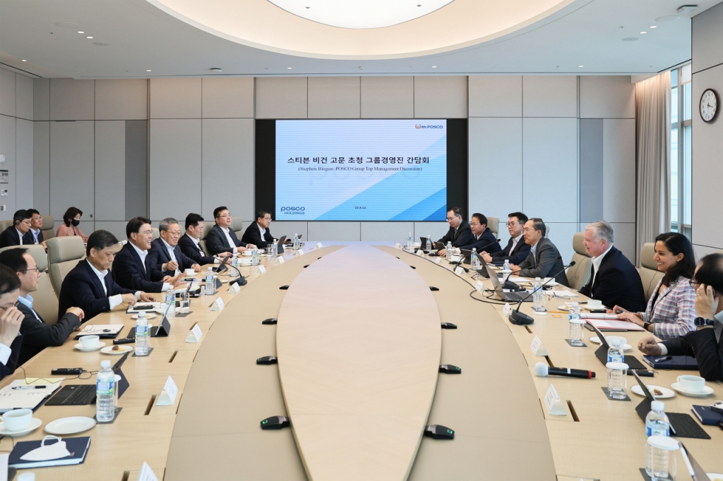 최정우 포스코그룹 회장, 스티븐 비건 포스코아메리카 고문  및 그룹 주요 경영진이 글로벌 현안과 전략을 논의하는 모습 /사진=포스코홀딩스