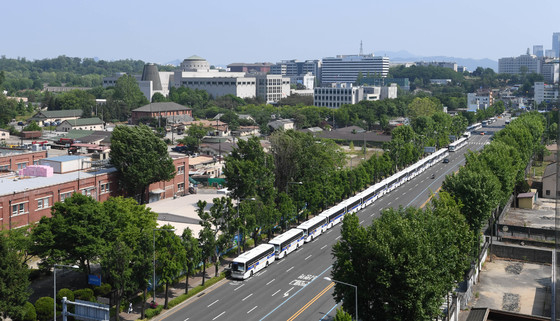 (서울=뉴스1) 안은나 기자 = 한미정상회담이 열린 21일 서울 용산 대통령실 인근 도로에서 경찰버스들이 집회 및 시위에 대비해 대기하고 있다. (대통령실사진기자단) 2022.5.21/뉴스1  