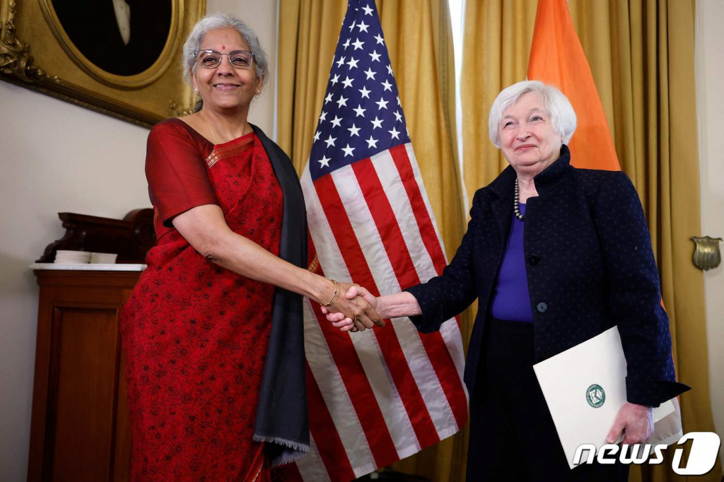 재닛 옐런 미국 재무장관(오른쪽)이 지난 11일(현지시간) 워싱턴 재무부에서 니르말라 시타라만 인도 재무장관과 회담에 앞서 악수를 하고 있다.  /AFPBBNews=뉴스1.