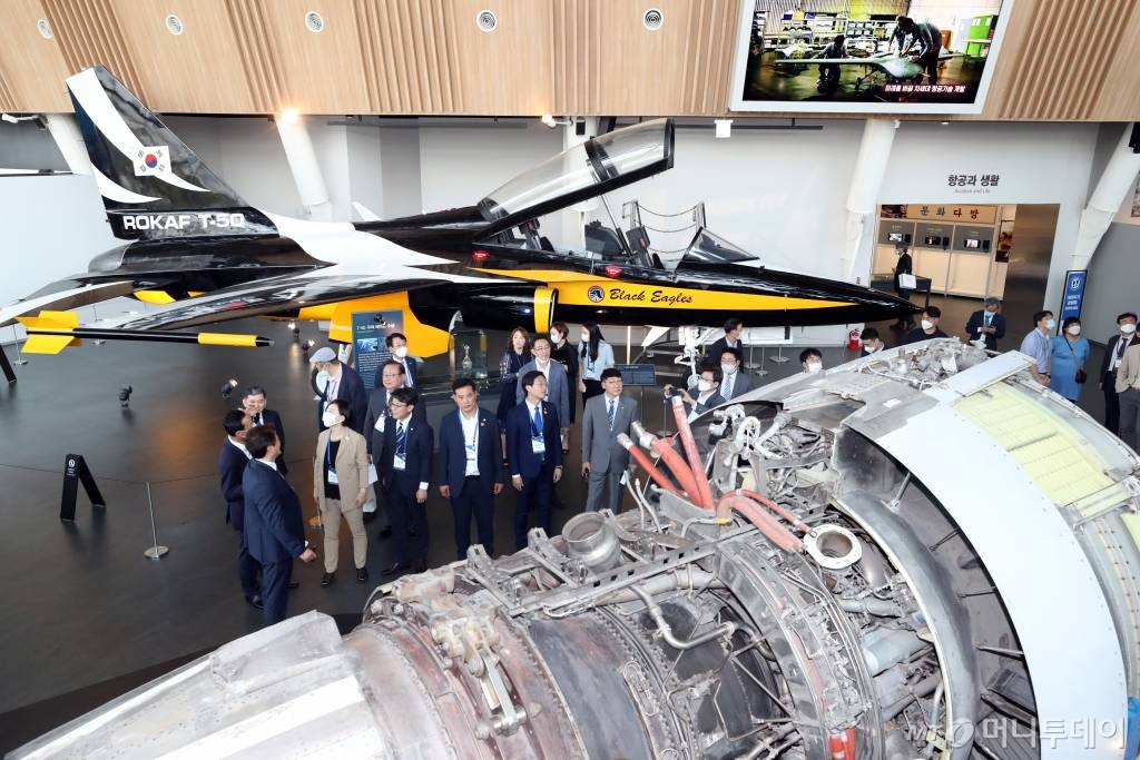 3일 서울 강서구 국립항공박물관에서 열린 개관식에서 진선미 더불어민주당 의원 등 참석 국회의원들이 블랙이글스 T-50B 골든이글과 보잉 747 엔진을 보고 있다. /사진=이기범 기자 leekb@