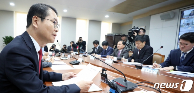 (세종=뉴스1) 김기남 기자 = 이정식 고용노동부 장관이 10일 오전 세종시 정부세종청사에서 노동개혁 추진 점검회의를 주재하며 발언하고 있다. 2023.4.10/뉴스1 Copyright (C) 뉴스1. All rights reserved. 무단 전재 및 재배포 금지.