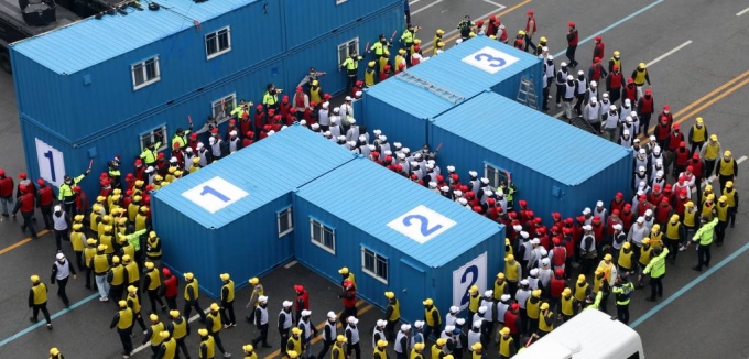 [서울=뉴시스] 김선웅 기자 = 6일 서울 중구 서울경찰청 기동본부에서 경찰 기동대원들이  인파관리 시범 훈련을 하고 있다. 2023.04.06.