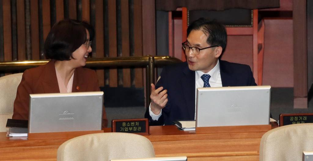 [서울=뉴시스] 고범준 기자 = 이영 중소벤처기업부 장관과 한기정 공정거래위원장이 4일 오후 서울 여의도 국회 본회의장에서 열린 제405회국회(임시회) 제2차 본회의에서 대화하고 있다. 2023.04.04.