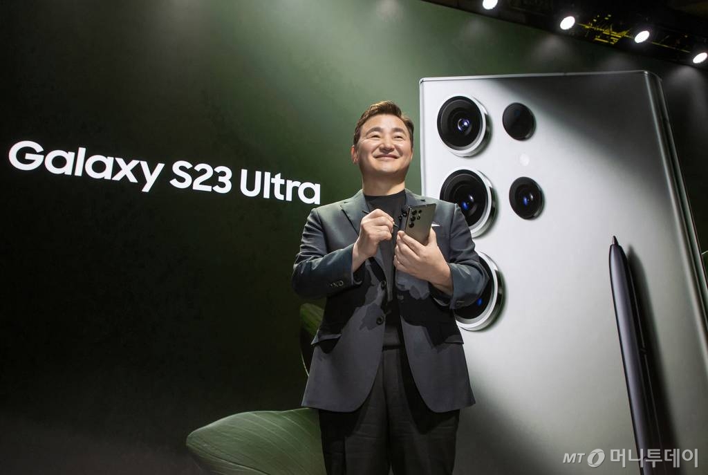 1일(현지시간) 미국 샌프란시스코 머소닉 오디토리움에서 개최된 갤럭시언팩 2023에서 노태문 삼성전자 MX사업부장(사장)이 갤럭시S23 울트라를 공개하고 있다. /사진=삼성전자