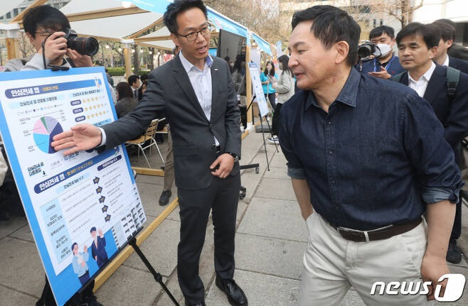 (서울=뉴스1) 임세영 기자 = 원희룡 국토교통부 장관이 23일 오후 서울 종로구 청계천 관통교 인근에서 열린 청년 전세사기 예방 현장 캠페인에 참석해 관계자의 설명을 듣고 있다. 2023.3.23/뉴스1 Copyright (C) 뉴스1. All rights reserved. 무단 전재 및 재배포 금지. 