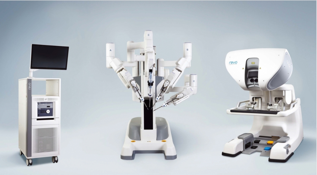 (사진 왼쪽부터) 레보아이를 구성하는 비전 카트, 오퍼레이션 카트, 마스터 콘솔. /사진=미래컴퍼니