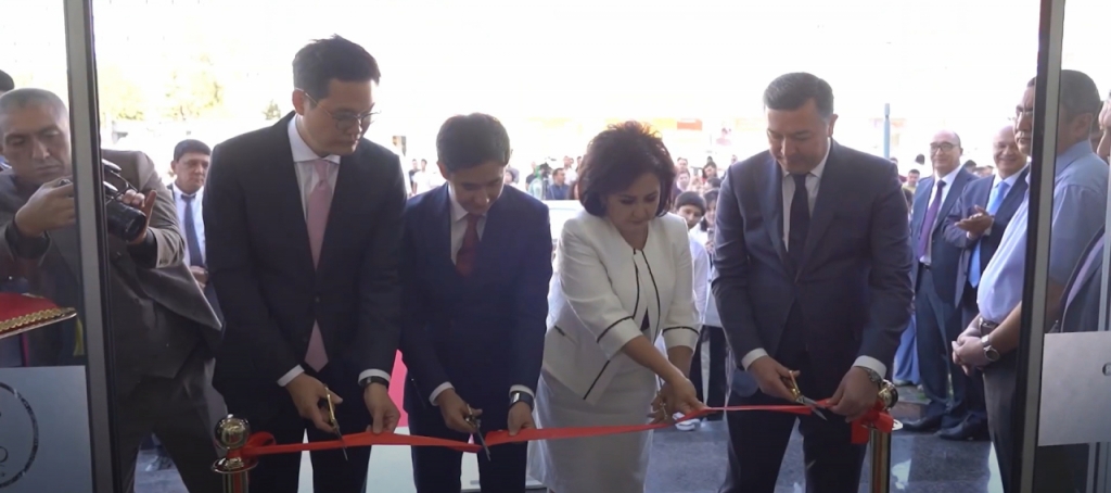 우즈베키스탄 샥스 국제병원의 레보아이 설치 기념식에서 김준구 미래컴퍼니 대표, 샥스국제병원 주요 관계자들과 우즈베키스탄 복지부 장관(사진 왼쪽부터) 참석해 커팅식을 진행하고 있다. /사진=미래컴퍼니