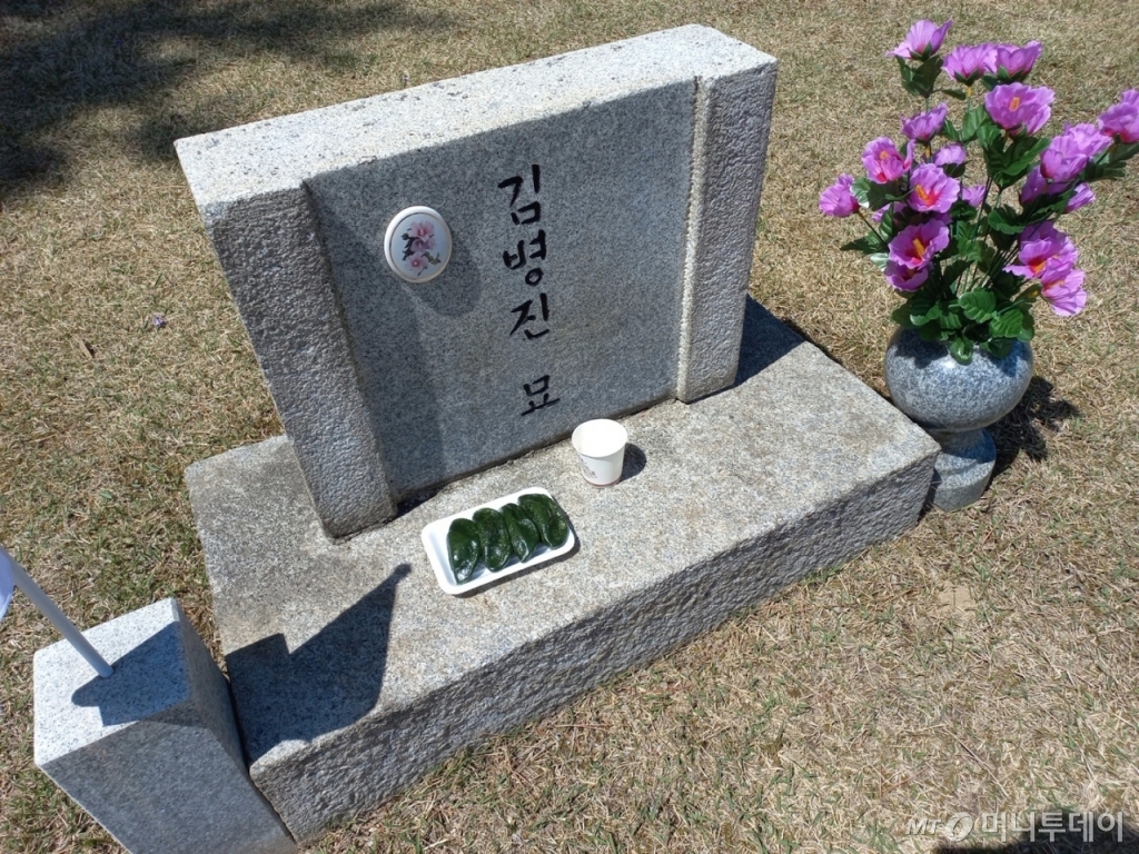 19일 서울 강북구 4.19 민주묘지에 한 시민이 찾아와 무연고자 묘비에 떡과 술을 놓고 묵념을 하고 있다. /사진=김지은 기자