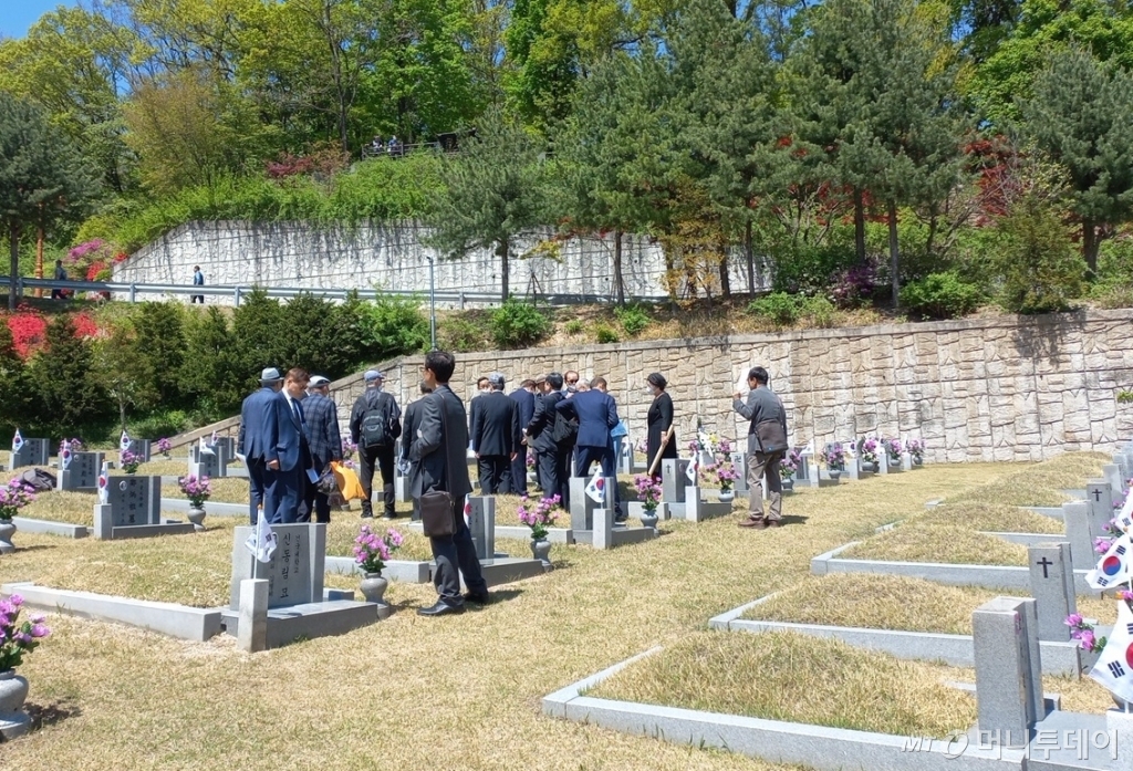 19일 오전 서울 강북구 4.19 민주묘비에 시민들이 찾아와 묵념을 하고 있다. /사진=김지은 기자 