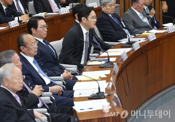 2016년 국회에서 열린 '박근혜 정부의 최순실 등 민간인에 의한 국정농단 의혹사건 진실규명을 위한 국정조사특위 제1차 청문회'에 대기업 총수들이 출석해 질의에 답하고 있다. /사진공동취재단=뉴스1  