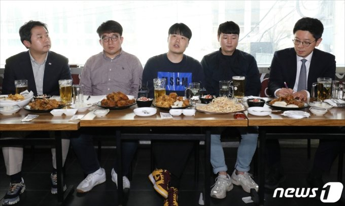송시영 서울교통공사 올바른노조 위원장(가운데)이 지난 3월 서울 종로구의 한 호프집에서 열린 '일하는 청년들의 내일을 위한 간담회'에서 모두 발언을 하고 있다 /사진=뉴스1 