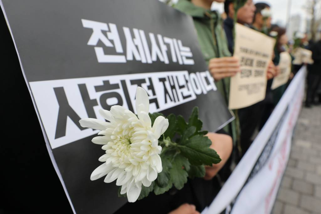 [서울=뉴시스] 권창회 기자 = 전세사기 피해자 대책위 등을 비롯한 시민사회단체들이 18일 오전 서울 용산구 대통령실 인근에서 열린 전세사기-깡통전세 문제해결을 위한 시민사회대책위원회 출범 기자회견에서 손피켓과 국화꽃을 들고 있다. 2023.04.18.