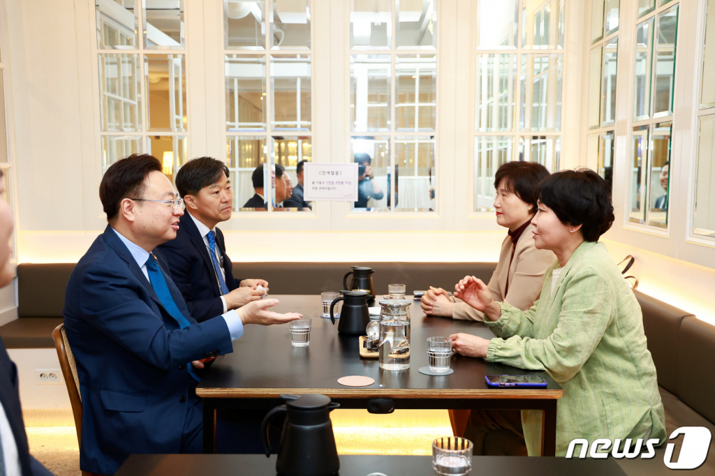 (서울=뉴스1) = 조규홍 보건복지부 장관이 19일 오전 서울에서 병원간호사회장단과 간호법안 등 간호계 현안을 논의하고 있다. (보건복지부 제공) 2023.4.19/뉴스1  Copyright ? 뉴스1. All rights reserved. 무단 전재 및 재배포 금지.