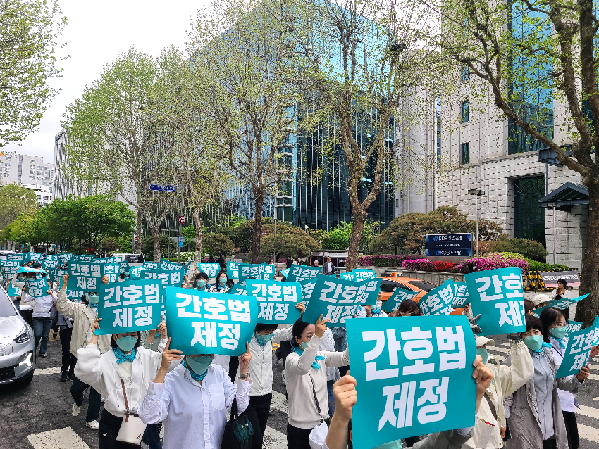 전국 62만 간호인과 간호법제정추진범국민운동본부가 20일 간호법 통과를 촉구하기 위해 가두행진을 벌이고 있다. /사진=대한간호협회