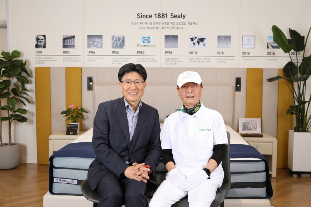 윤종효 씰리코리아 대표(왼쪽)와 박웅규 크린베드 대표.//사진=씰리코리아