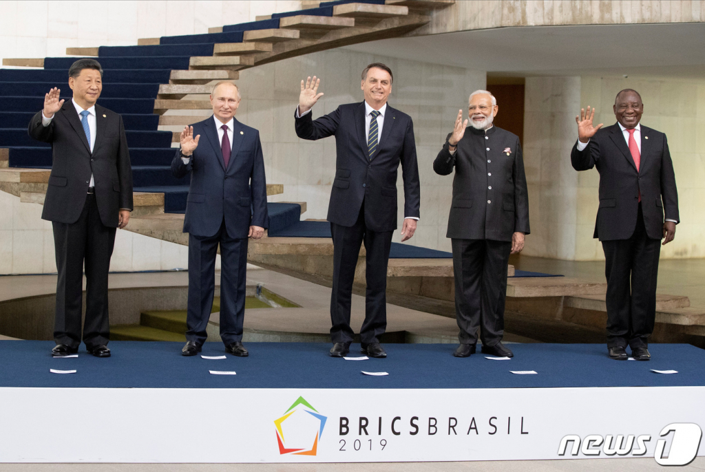 (브라질리아 로이터=뉴스1) 최서윤 기자 = 2019년 11월 14일 브라질에서 열린 브릭스 신흥 5개국정상회의 기념사진. (왼쪽부터) 시진핑 중국 국가주석, 블라디미르 푸틴 러시아 대통령, 자이르 보우소나루 당시 브라질 대통령, 나렌드라 모디 인도 총리, 시릴 라마포사 남아프리카공화국 대통령.   ⓒ 로이터=뉴스1  Copyright ? 뉴스1. All rights reserved. 무단 전재 및 재배포 금지.