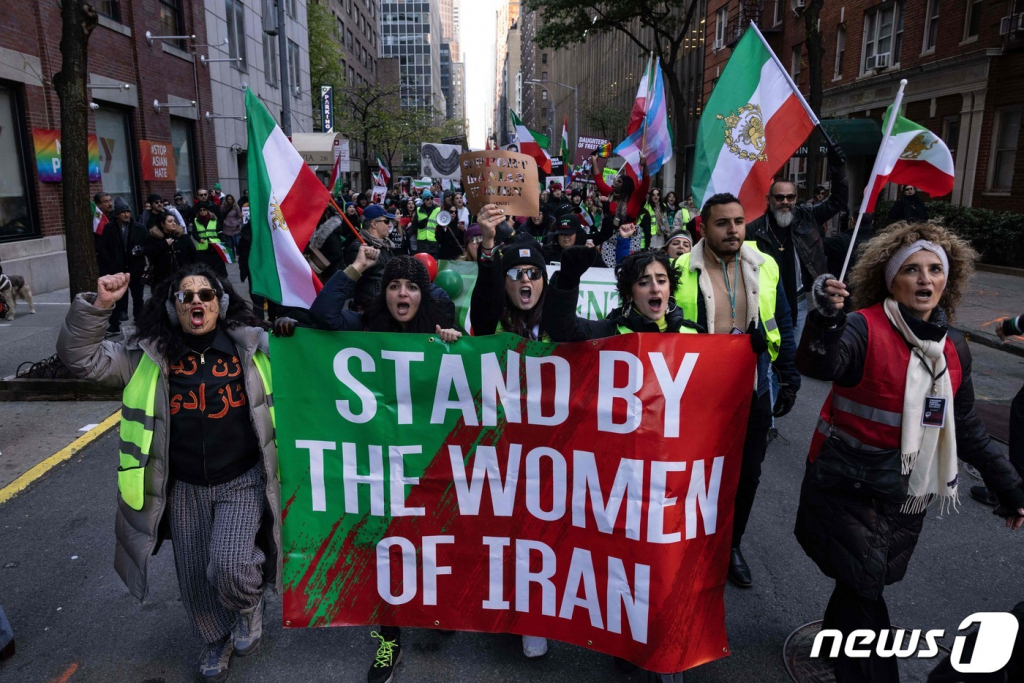 (뉴욕 AFP=뉴스1) 권진영 기자 = 지난 11월19일 미국 뉴욕에서 마샤 아미니의 죽음을 추도하기 시위자들이 국제연합(UN)의 행동을 촉구하고 있다. 이란의 22살 여성 대학생이었던 마샤 아미니는 지난 9월 히잡 사이로 머리카락이 보여 '복장 규정'을 위반했다는 이유로 경찰에 끌려갔다가 숨졌다.   ⓒ AFP=뉴스1  Copyright ? 뉴스1. All rights reserved. 무단 전재 및 재배포 금지.