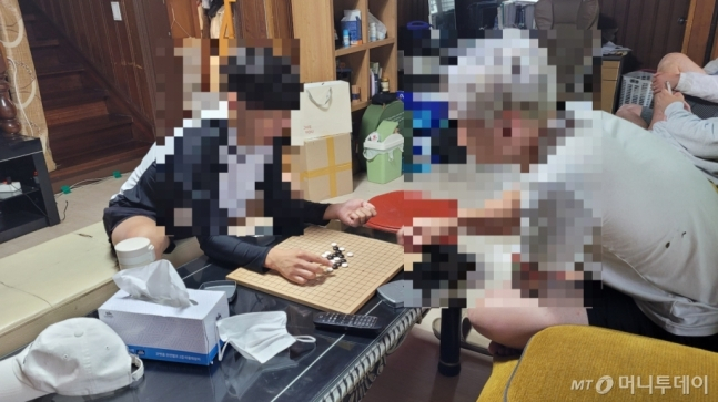 다르크에서 생활하는 두 사람이 바둑을 두는 사진. 이들은 항상 생활 시간표를 공유하며 단약을 위해 노력하고 있다. /사진=김도균 기자