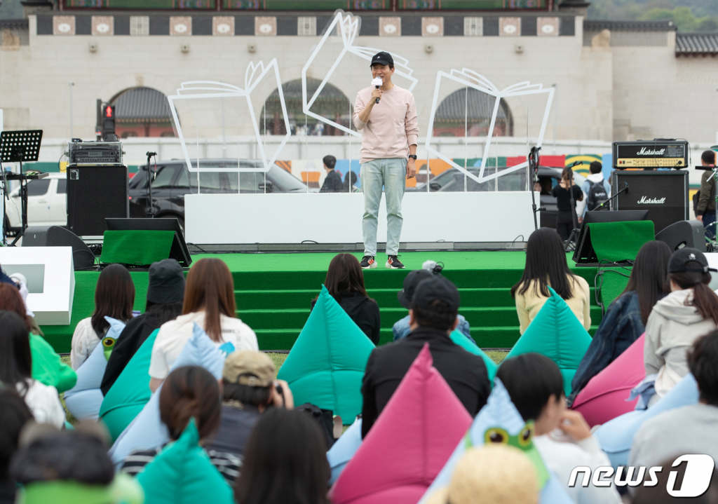 (서울=뉴스1) 이재명 기자 = 오세훈 서울시장이 23일 오후 서울 세종대로 광화문 광장에서 열린 광화문 책마당 개막식에서 축사를 하고 있다. 2023.4.23/뉴스1 Copyright ? 뉴스1. All rights reserved. 무단 전재 및 재배포 금지.