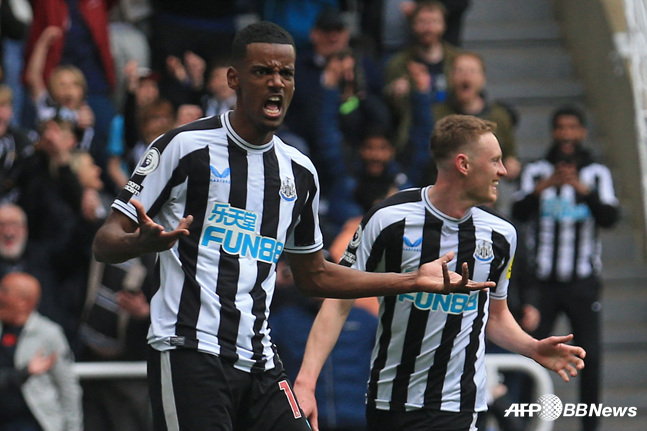 뉴캐슬의 공격수 알렉산드르 이삭(왼쪽)이 23일 토트넘 홈경기에서 골을 터뜨리고 동료들과 세리머니를 펼치고 있다. /AFPBBNews=뉴스1