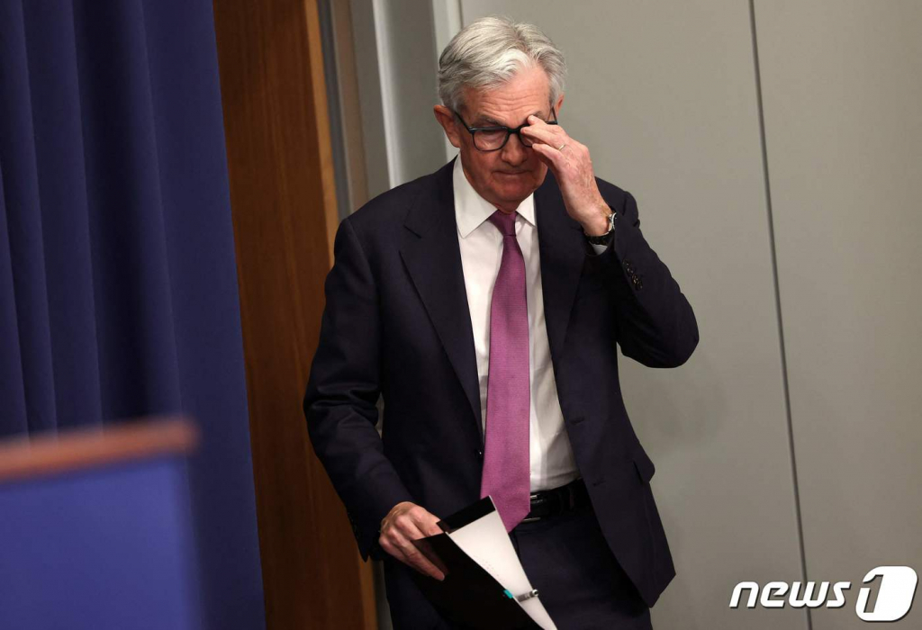 (워싱턴 AFP=뉴스1) 우동명 기자 = 제롬 파월 미국 연방준비제도(Fed·연준) 의장이 1일(현지시간) 워싱턴 연준의공개시장위원회(FOMC) 정례회의서 기준금리를 0.25%p 인상 후 기자회견에 도착을 하고 있다.   ⓒ AFP=뉴스1  Copyright ? 뉴스1. All rights reserved. 무단 전재 및 재배포 금지.