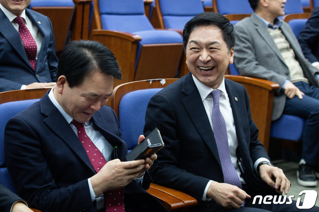 (서울=뉴스1) 유승관 기자 = 김기현 국민의힘 대표가 16일 서울 여의도 국회에서 열린 정책의원총회에서 밝게 웃고 있다. 왼쪽은 성일종 정책위의장. 2023.3.16/뉴스1  Copyright ? 뉴스1. All rights reserved. 무단 전재 및 재배포 금지.