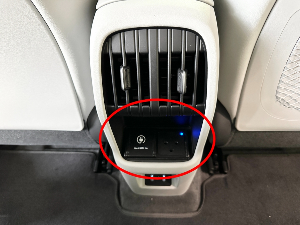 디 올 뉴 코나 일렉트릭의 V2L 콘센트는 송풍구 하단에 있다/사진=이강준 기자