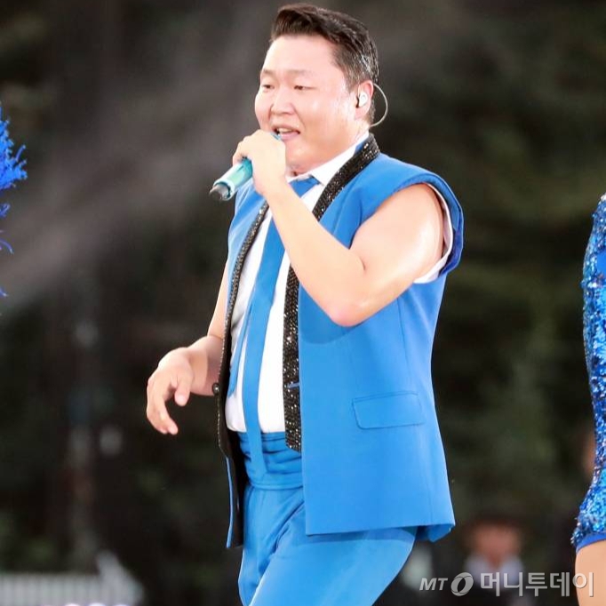 가수 싸이가 2018년 8월3일 서울 잠실종합운동장 보조경기장에서 '2018 흠뻑쇼' 콘서트 무대를 선보이고 있다./사진=임성균 기자 tjdrbs23@