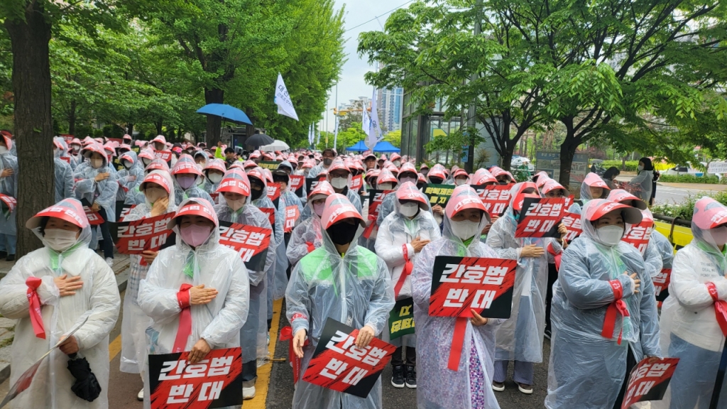 대한간호조무사협회는 25일 서울 여의도 국회의사당 앞에서 '간호법 저지 전국간호조무사 대표자 연가 투쟁'을 진행했다. 이날 집회에는 주최 측 추산 1500여명의 간호조무사가 참석했다. /사진=박정렬 기자