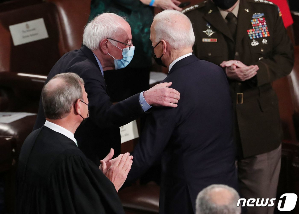 (워싱턴 AFP=뉴스1) 우동명 기자 = 조 바이든 미국 대통령이 28일(현지시간) 워싱턴 의사당에서 취임 후 첫 상·하원 합동 연설에 도착해 버니 샌더스 상원의원과 인사를 하고 있다.   ? AFP=뉴스1  