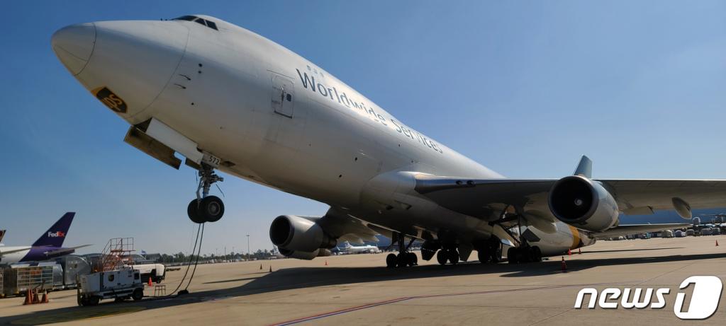 (인천공항=뉴스1) 정진욱 기자 = 27일 오전 인천국제공항에서 UPS소속 화물 항공기 기체 앞부분이 공중으로 들리는 사고가 발생했다. (독자제공)2021.10.27/뉴스1  
