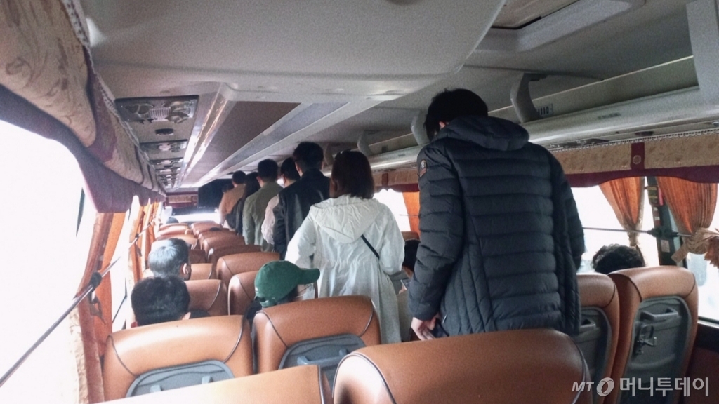 26일 오전 7시50분 개화역에 도착한 70번 버스에서 승객 27명이 한 번에 내렸다/사진=김지은 기자 