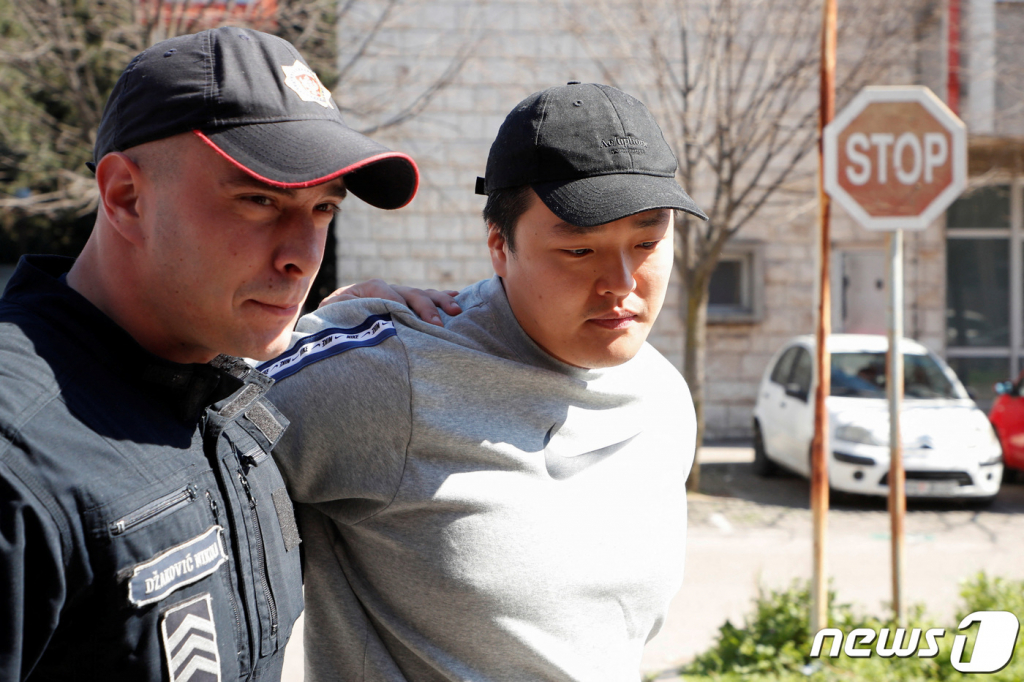 (로이터=뉴스1) 구윤성 기자 = 가상화폐 테라·루나 사태를 불러온 권도형 테라폼랩스 대표가 24일(현지시간) 수갑을 찬 채 몬테네그로 포드고리차의 고등법원에 출석하고 있다. 2023.3.25/뉴스1 ⓒ 로이터=뉴스1 Copyright ? 뉴스1. All rights reserved. 무단 전재 및 재배포 금지.