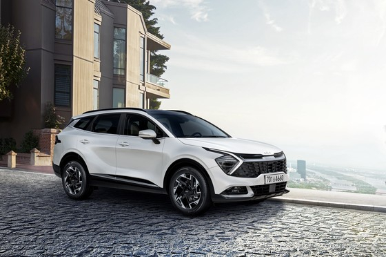 (서울=뉴스1) = 기아는 국내 준중형 SUV 스포티지의 연식변경 모델 ‘2023 스포티지’를 출시하고 오는 26일부터 판매에 돌입한다고 25일 밝혔다.   2023 스포티지는 경제성이 뛰어난 LPi 엔진 탑재 모델을 선보이고, 고객들이 선호하는 편의사양을 기본화 한 것이 특징이다. (기아 제공) 2022.7.25/뉴스1  