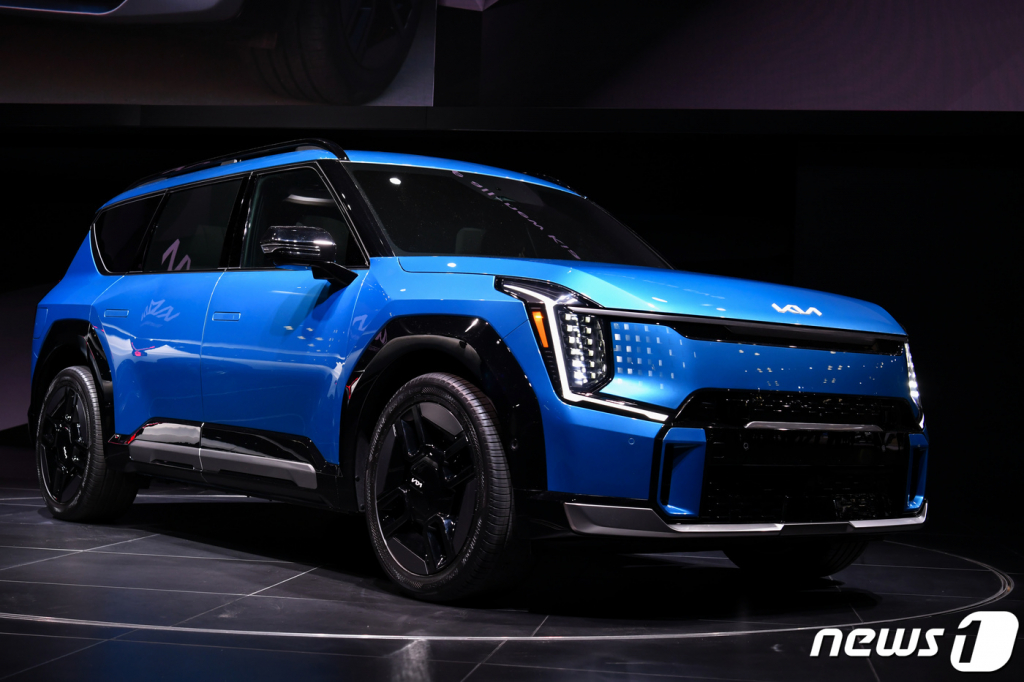 (서울=뉴스1) = 5일(현지시각) 미국 뉴욕 제이콥 재비츠 컨벤션 센터에서 열린 '2023 뉴욕 오토쇼'에 기아 'EV9’이 전시돼 있다. (기아 제공) 2023.4.6/뉴스1  Copyright ? 뉴스1. All rights reserved. 무단 전재 및 재배포 금지.