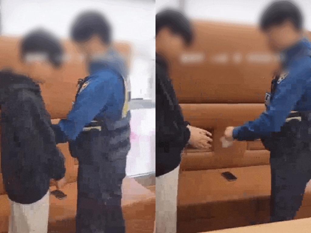 10대 청소년이 수갑을 찬 채 경찰을 위협하고 있다. /사진=온라인 커뮤니티