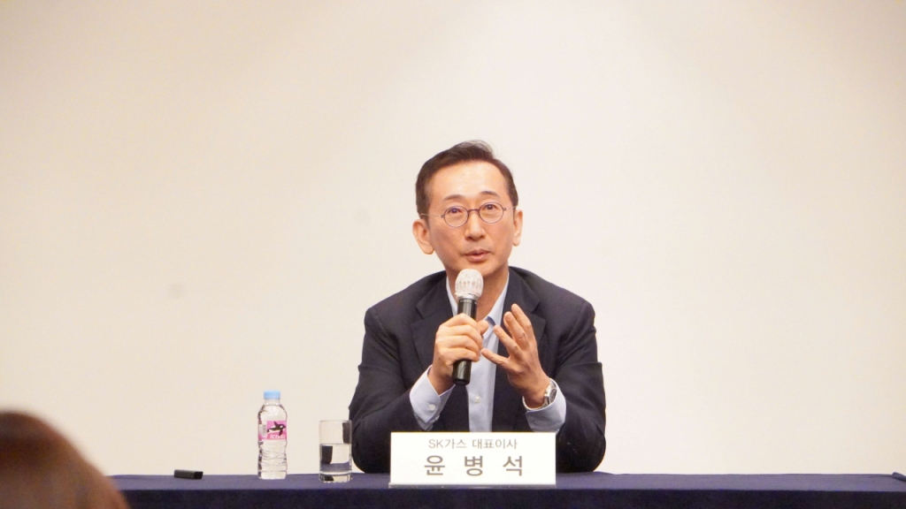 윤병석 SK가스 대표가 취재진과 만나 울산GPS의 의의를 설명하고 있다./사진=SK가스