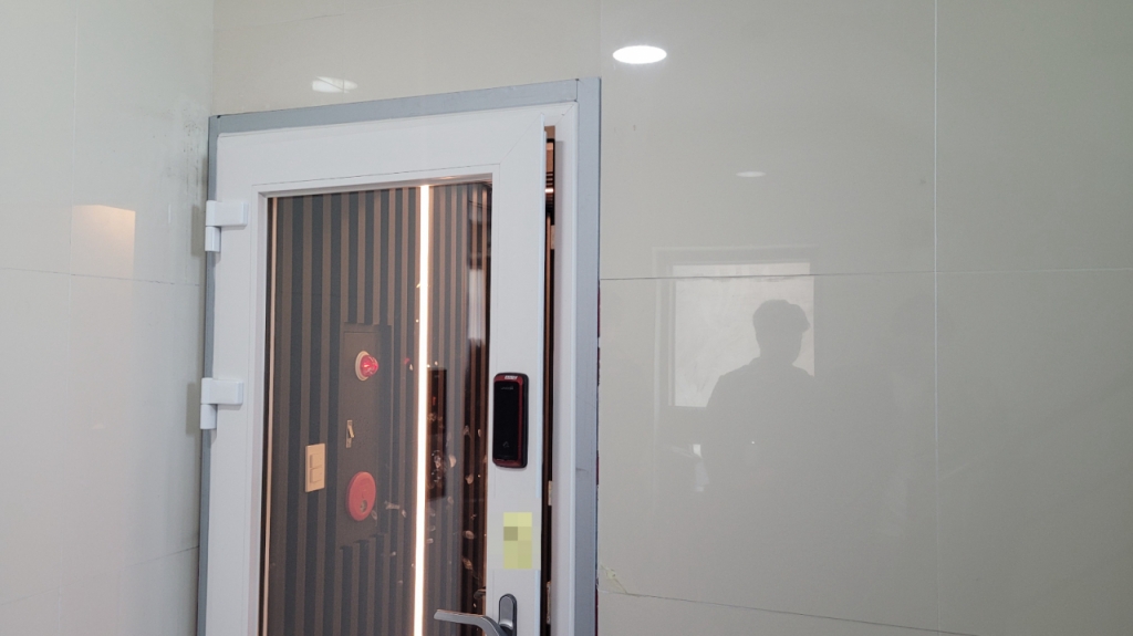 27일 오전 10시쯤 서울 강남구의 한 건물에 위치한 사무실. 이 사무실에서 영업하던 투자자문업체는 최근 주식시장에서 불거진 하한가 사태에 연루된 의혹을 받고 있다. 해당 업체의 간판은 어디에도 없다./사진=김도균 기자